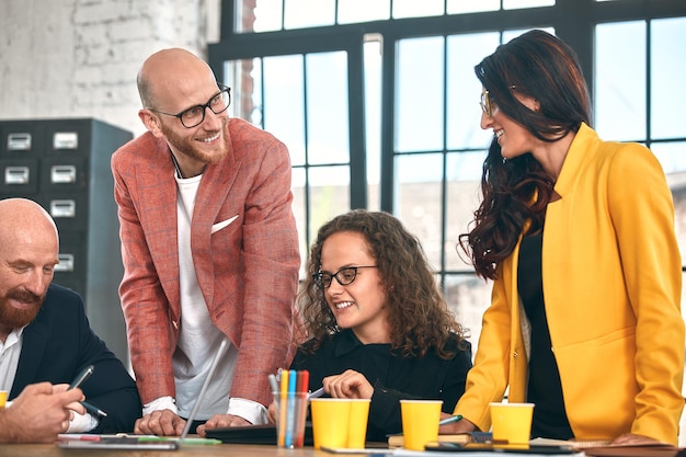 競合インテリジェンスと分析